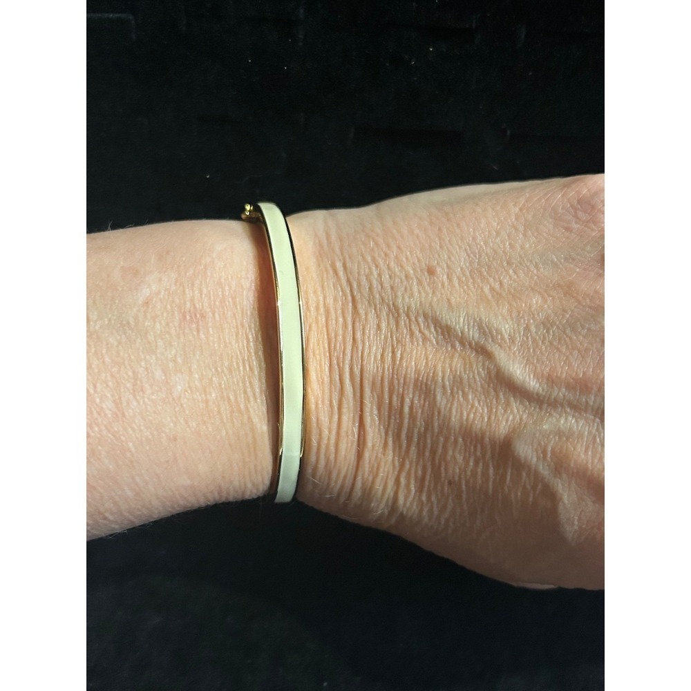Vintage Kate Spade New York White Enamel Gold Tone Hinged Bangle‎ Bracelet - Picture 1 of 6